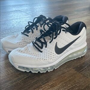 Nike Air Max Men’s White with Black Accents Size 10/5 Great Condition